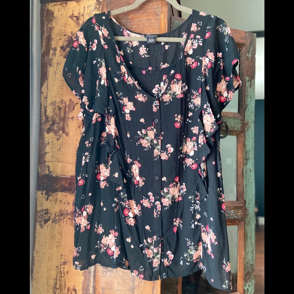 Short sleeve black floral top